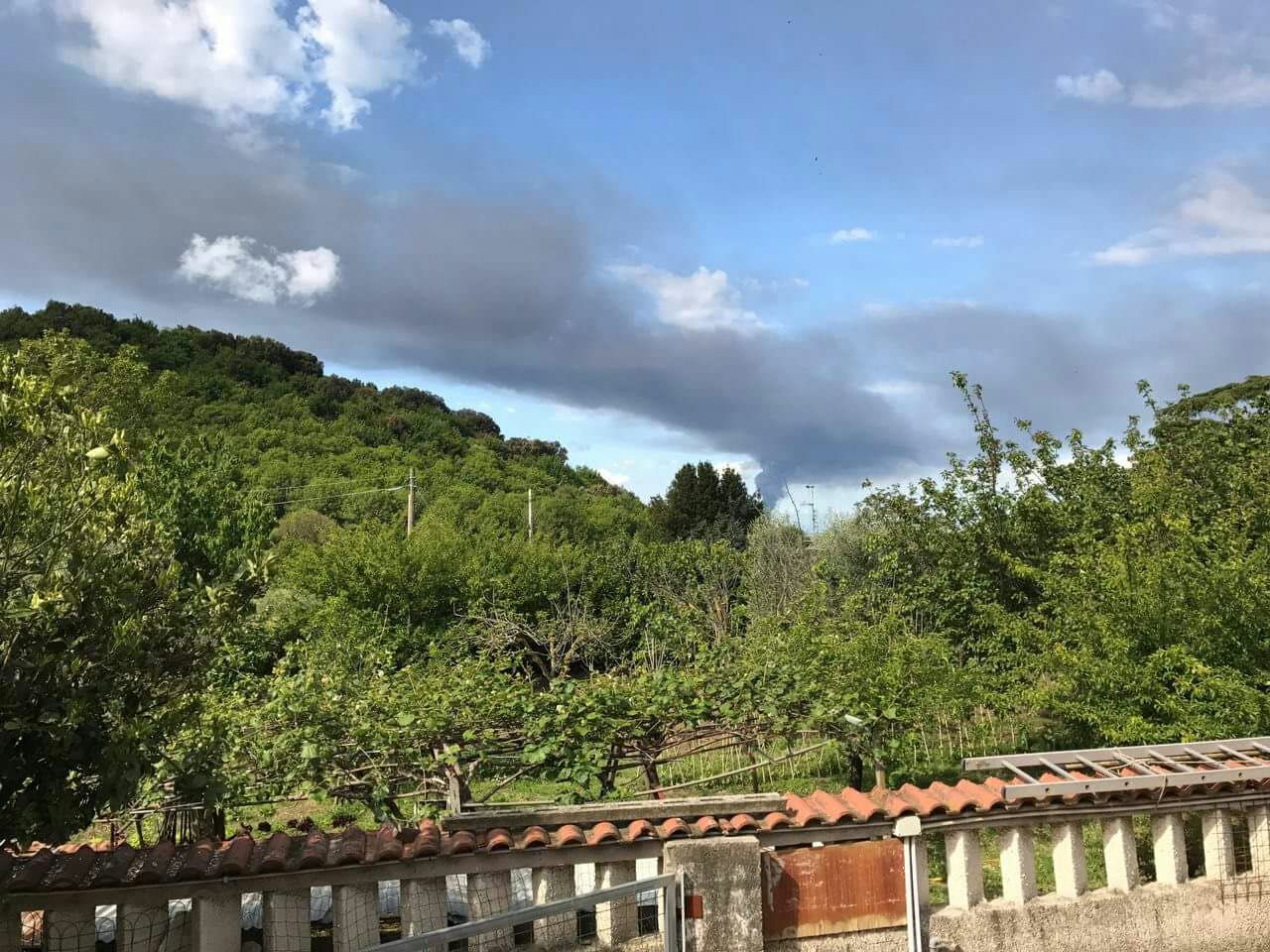 Vista della nube tossica da Genzano