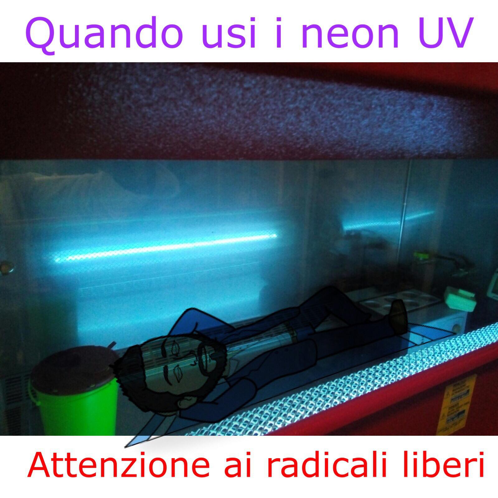 neon UV germicida in una cappa di sicurezza biologica